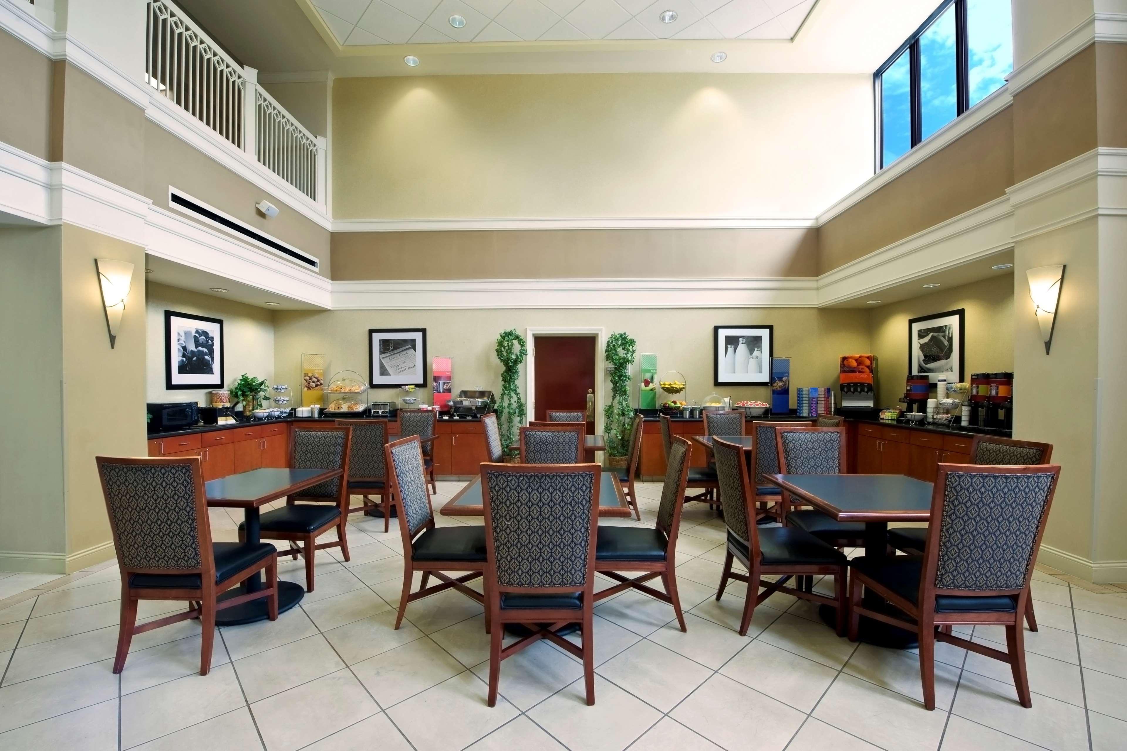Hampton Inn & Suites-Atlanta Airport North-I-85 Restaurant photo
